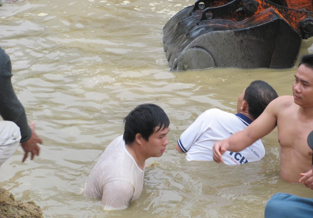 Vụ trục vớt gỗ sưa: Gỗ hàng chục tỉ vẫn kẹt trong hang đá ảnh 2